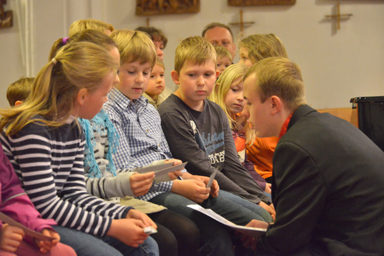 „Hände, die schenken“ – Muttertags-Gottesdienst„Danke, dass Mama und Papa immer da sind, wenn ich sie brauche,“ haben die Jungscharkinder in den Fürbitten gesagt. Zum ersten Mal hat die Kirchdorfer Jungschar einen Muttertags-Gottesdienst gestaltet. 