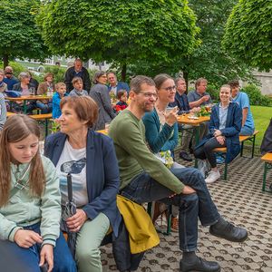 Frühschoppen im Pfarrgarten