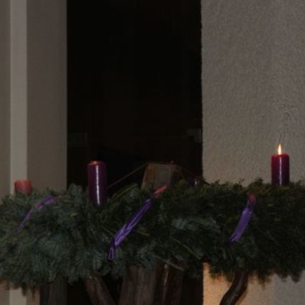 Adventkranz in der Kirche St. Quirinus