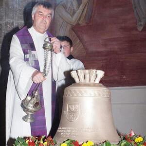 Segnung der neuen Friedhofsglocke der Pfarre Laakirchen am Allerheiligentag