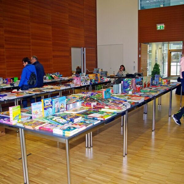 Weihnachtsbuchausstellung mit Kreativmarkt
