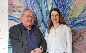 Künstlerin Evelyn Kreinecker (re.) hat das Fastentuch für Prambachkirchen gestaltet.