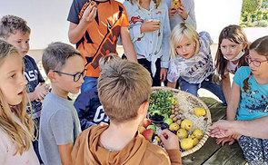 VertreterInnen der Pfarre St. Georgen/Oberb. brachten den Erntekorb in die Volksschule.