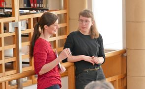 Künstlerin Sophie Danzer (l.) im Gespräch mit Kuratorin Susanne Winder.