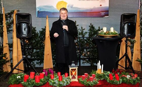 Bischof Manfred Scheuer eröffnete die Feierstunde bei Advent am Dom