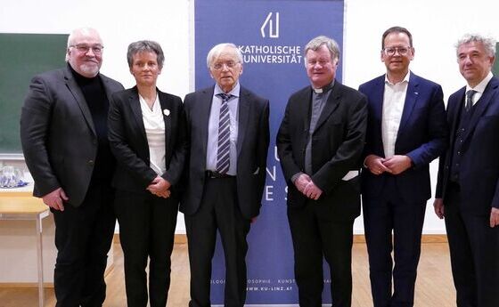 V. l.: Bibliotheksdirektor Ingo R. Glücker, Vizerektorin Klara Antonia Csiszar, Paul Michael Zulehner, Bischof Manfred Scheuer, Gen.-Dir. Klaus Kumpfmüller (HYPO Oberösterreich, Obmann des Fördervereins 'Freunde der KU Linz'), Rektor Michael Fuchs.