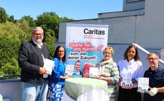 V. l.: Caritas-Vorstand Martin Gruber, Karin Pilz, Leiterin der Caritas-Schulen für Sozialbetreuungsberufe, Caritas-Geschäftsleiterin Katharina Sturmaier, Cornelia Zefferer, Direktorin der Caritas-Schule am Salesianumweg, und Mitautor Martin Böhm. 