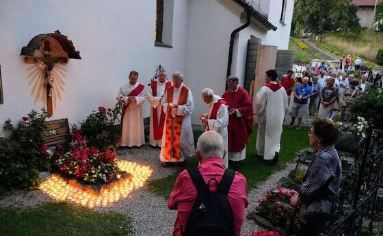 Neben den zwei Jägerstätter-Töchtern, weiteren Verwandten und Pfarrangehörigen nahmen die internationalen Pilger:innen an der Messfeier teil, die mit der traditionellen Lichterprozession zur Grabstätte von Franz und Franziska Jägerstätter abgeschloss