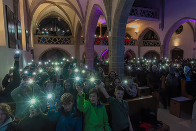 Lichtermeer beim Abschluss-Wortgottesdienst in Gallneukirchen