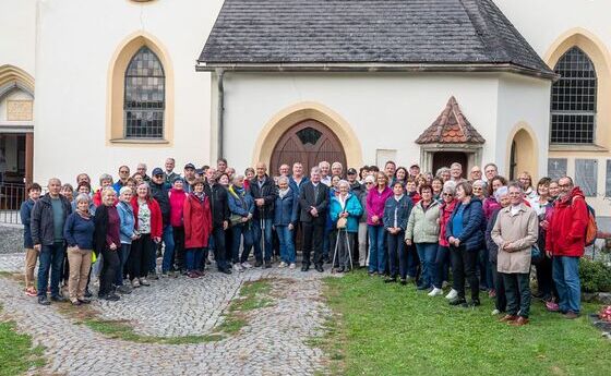 Wallfahrer:innen mit Bischof Manfred Scheuer vor der Kirche in Dörnbach