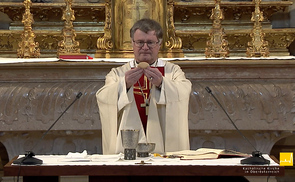 Am Gründonnerstag steht die Einsetzung der Eucharistie durch Jesus im Mittelpunkt. 