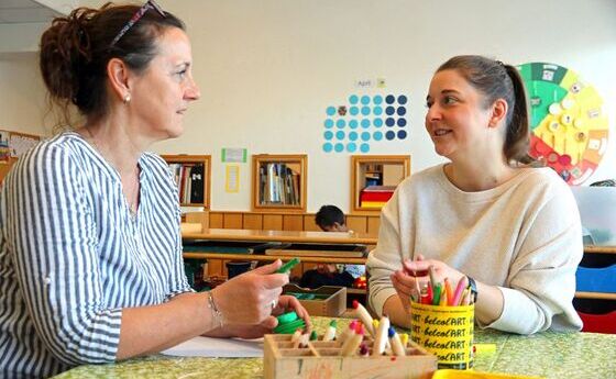 Caritas-Mitarbeiterin Theresa Lackner (re.) mit Kindergarten-Leiterin Sabine Auböck vom 'Schwalbennest' in Linz-Urfahr