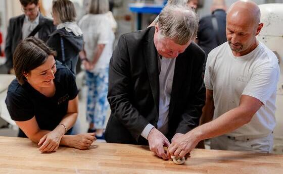 Bischof Manfred Scheuer zu Besuch in der Feinbäckerei Eichler