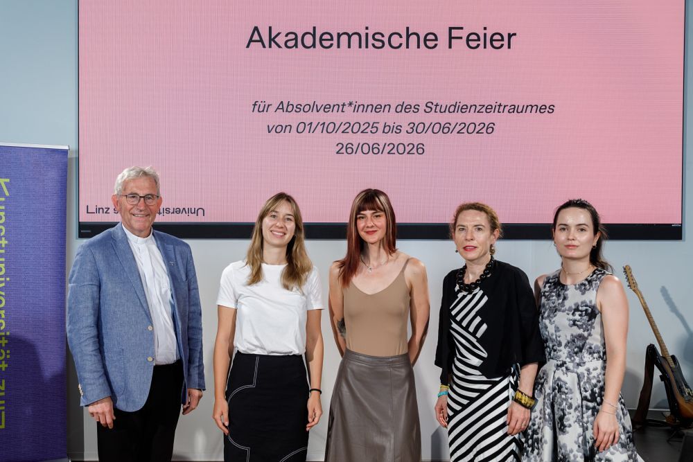 V. l.: Bischofsvikar Johann Hintermaier, Saskia Kamrad (Preisträgerin Förderpreis für Architektur), Helena Sekot (Preisträgerin Förderpreis für Bildende Kunst), Maria Reitter-Kollmann (Obfrau DKV), Theresa Eschelbeck (Fachbereich Kunst)