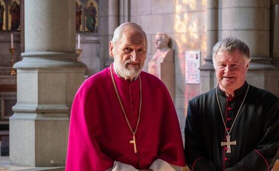 Bischof Manfred Scheuer (r.) bedankte sich beim langjährigen Dompropst Wilhelm Vieböck für dessen Dienst im Domkapitel und in der Diözese Linz.