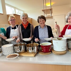 Die kfb-Frauen kochten fünf verschiedene Suppen für das Suppenessen im Pfarrzentrum. 