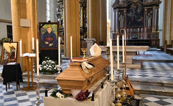 Bischof Maximilian Aichern ist in seinem Heimatkloster St. Lambrecht aufgebahrt.
