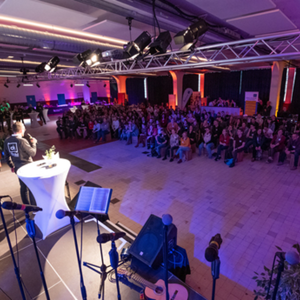 Die Lösehalle der Tabakfabrik - voll mit jungen Menschen.