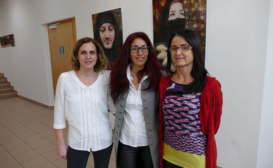 Kunstgespräch zur Mittagszeit (v. l.): Kuratorin Ass.-Prof.in Dr.in Julia Allerstorfer, Künstlerin Mag.a Esin Turan, Univ.-Prof.in DDr.in Monika Leisch-Kiesl.