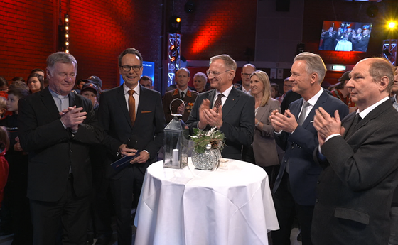 Weihnachten mit dem ORF-Friedenslicht. V. l.: Bischof Manfred Scheuer, Moderator Günther Madlberger, Landeshauptmann Thomas Stelzer und Superintendent Gerold Lehner