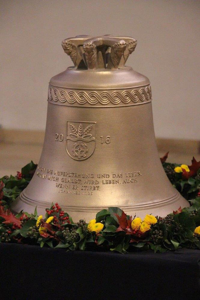 Segnung der neuen Friedhofsglocke der Pfarre Laakirchen am Allerheiligentag
