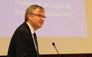 Professor Rudolf von Sinner referiert an der KU Linz. 