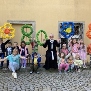 Der Kindergarten gratulierte Pfarrer Engelbert Leitner zu seinem 80. Geburtstag