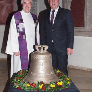 Segnung der neuen Friedhofsglocke der Pfarre Laakirchen am Allerheiligentag