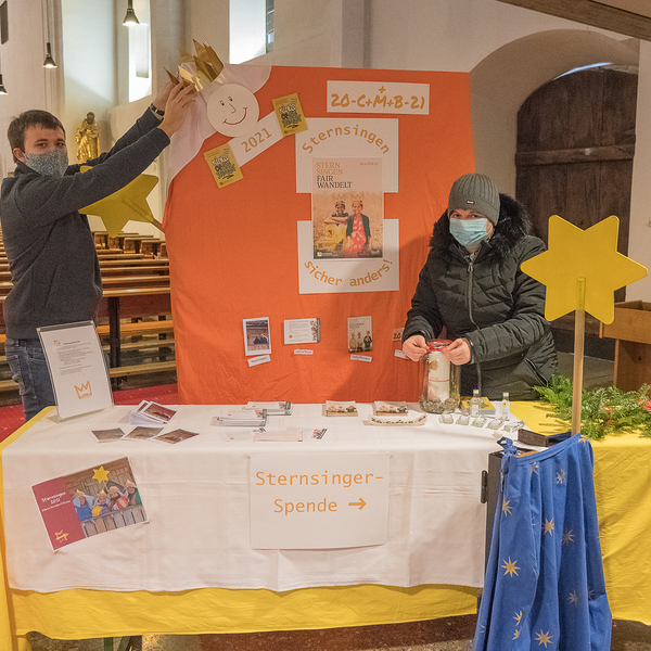 Sternsinger-Tisch in der Pfarrkirche / Foto Haijes In der Pfarrkirche stehen die Sternsingermaterialien auf einem Tisch bereit