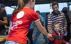 Jugend Eine Welt verteilt Handy-Simkarten an Flüchtlinge