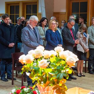 Gedenkfeier an die Opfer des ehemaligen KZ Außenlagers Ternberg unter dem Thema „Politischer Widerstand“Bild: Gedenken der Opfer mit Verlesung der Namen und jeweils eine Rose dazu
