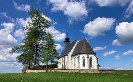 Die Filialkirche St. Michael ob Rauchenödt gehört zur Pfarre Grünbach und wird ein von Pilgern und Ausflüglern gern besucht.