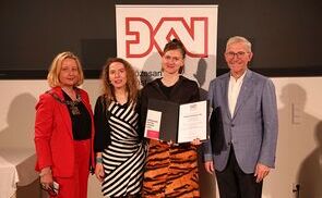 V. l.: Rektorin Brigitte Hütter, Maria Reitter-Kollmann (Obfrau DKV), Preisträgerin Daniela Gutmann, Bischofsvikar Johann Hintermaier