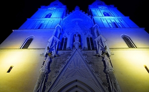 Das Stift Admont beherbergt drei Flüchtlingsfamilien bei sich. Als Zeichen der Solidarität leuchtet die Stiftskirche in Blau-Gelb