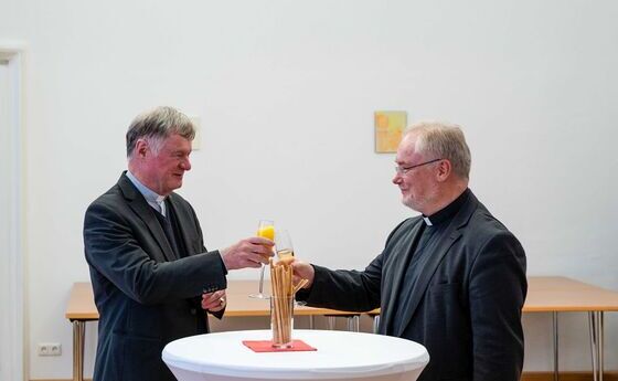 Bischof Manfred Scheuer bedankte sich bei Generalvikar Severin Lederhilger für die vertrauensvolle Zusammenarbeit.