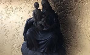 Schwarz vom Brand: Madonna mit Jesuskind.