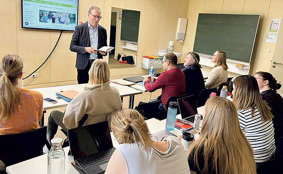 Werner Urbanz im Hörsaal.