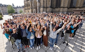Freude über die Möglichkeit zum Beisammensein: Gruppenfoto nach dem Gottesdienst auf dem Domplatz.