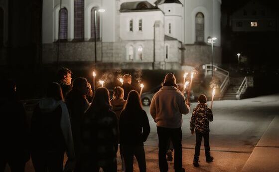 Vom Dunkeln ins Licht: Auferstehungsfeier in der Pfarre Ennstal