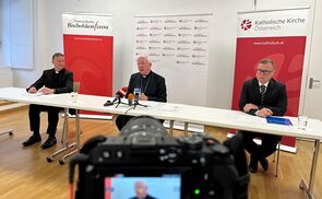Der Sprecher der Österreichischen Bischofskonferenz Erzbischof Franz Lackner mit Generalsekretär Peter Schipka (l.) und Paul Wuthe, Presse- und Medienreferent der Bischofskonferenz (r.)