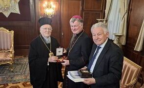 V. l.: Patriarch Bartholomaios, Bischof Manfred Scheuer und 'Pro Oriente'-Obmann Josef Pühringer.