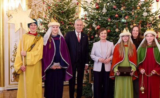 Sternsingerinnen aus Kremsmünster zu Besuch bei Bundespräsident Alexander Van der Bellen und seiner Frau Doris Schmidauer.