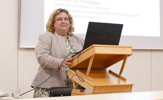 Erika Wagner eröffnet die Maximilian Aichern-Vorlesung 2026