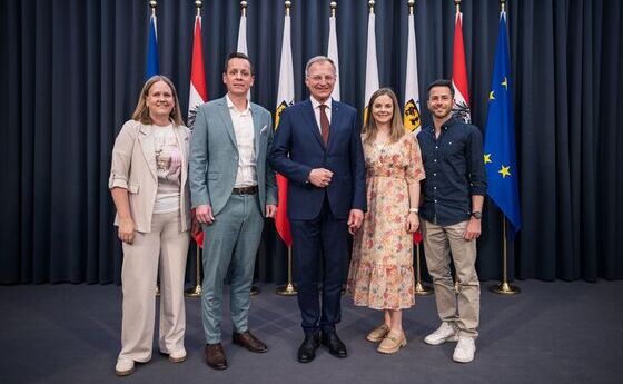 V. l.: Mag.a (FH) Christine Parzer (MIVA), Obmann Heinz Prinz-Wegerer BSc MA MA (Verein Arbing meets Africa), Landeshauptmann Mag. Thomas Stelzer, Verena Prinz, Michael Kragl. 