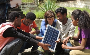 Junge Solartechnik-SchülerInnen in Äthiopien  