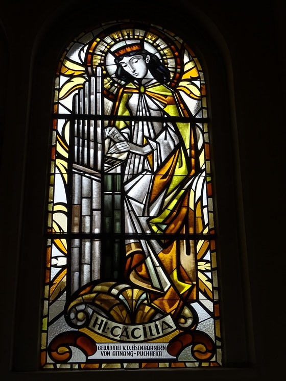 Kirchenfenster über dem Marienaltar in der Hl. Geist-Kirche