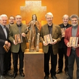 V. l.: Dr. Wolfgang Weidl, Clemens Frauscher, Mag. Helmut Walch, Dr. Franz X. Rohrhofer, Mag. Franfred Wageneder, DDr. Helmut Wagner bei der Barbara-Statue. © Diözese Linz / Eckerstorfer