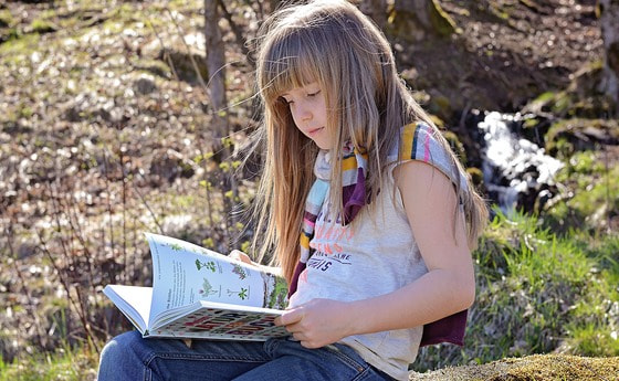 Kind mit Buch