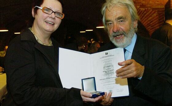 Verleihung des Ehrendoktorats durch Rektorin der KTU Dr.in Ilse Kögler an Arnulf Rainer