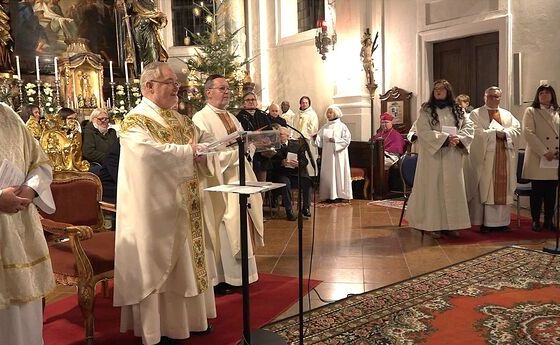 Bei einem Festgottesdienste wurden Pfarrer Marek Michalowski, Pastoralvorst?ndin Angelika Fuchs und Verwaltungsvorst?ndin Evelyn Hauser-Sporn in der Pfarrkirche Mattighofen von Generalvikar Severin Lederhilger feierlich in ihr Amt eingef?hrt.